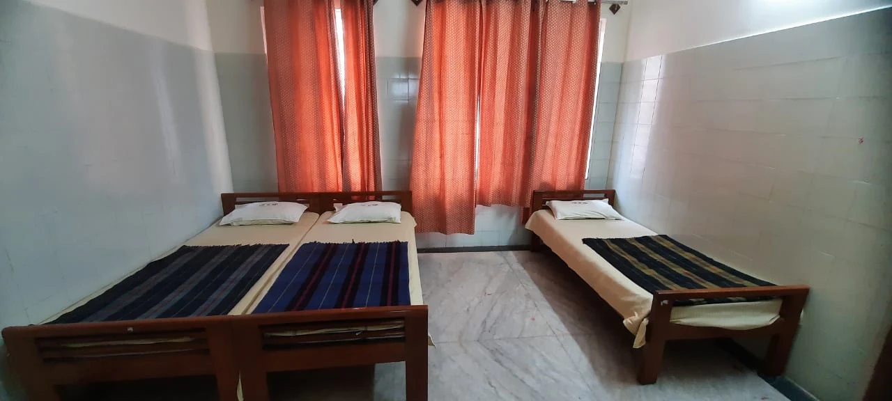 Tirumala accommodation room with double bed, TV and AC